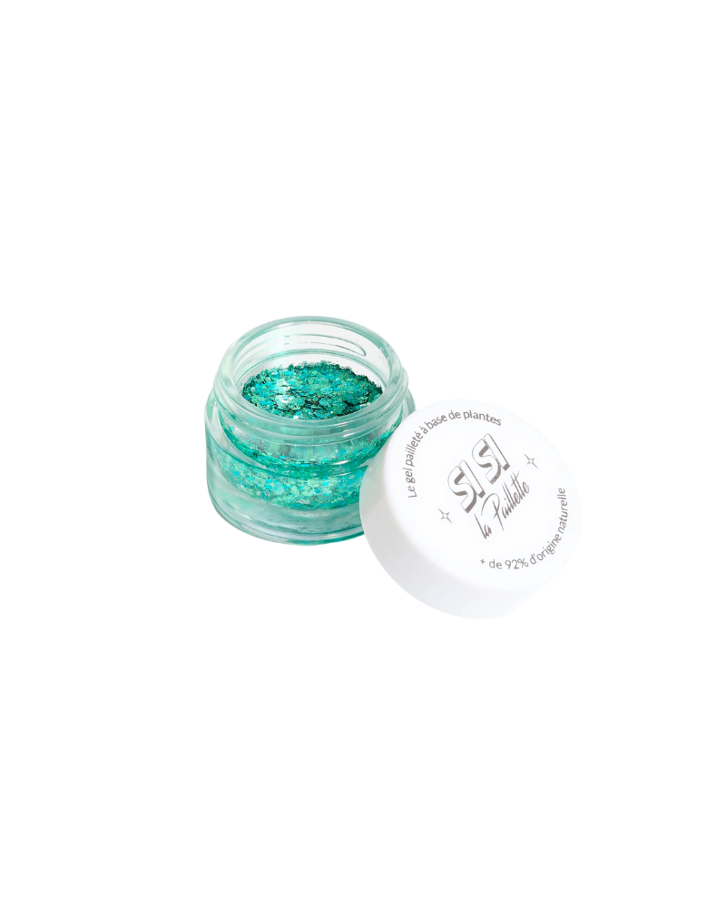 La teinte Polysirène : un magnifique bleu-vert océan, avec sa nouvelle formule associant karité et paillettes à base de plantes, à 93% d’origine naturelle 